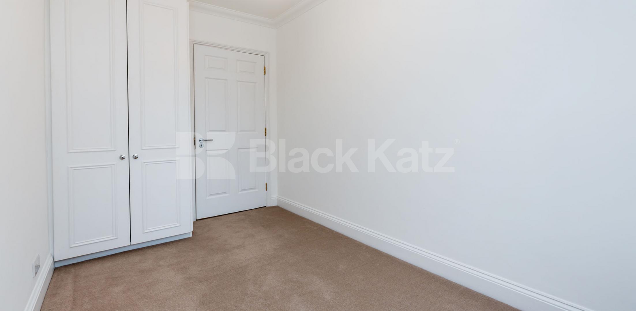 			GOOD TO CONVERT LOUNGE FOR 3!, 3 Bedroom, 1 bath, 1 reception Flat			 York Way, CAMDEN BORDERS 